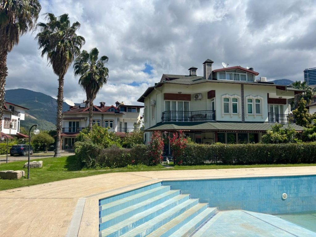 Villa in Alanya Dimçayı kaufen – 4+1 Luxusvilla